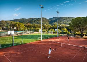 Tenis a/nebo squash v ubytování Valamar Amicor Resort nebo okolí