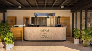 un vestíbulo con una zona de espera con macetas en Valamar Amicor Green Resort en Stari Grad