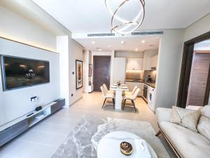 een woonkamer met een bank en een tafel bij STAY BY LATINEM Luxury 2BR Holiday Home CV A1409 near Burj Khalifa in Dubai