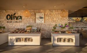 ein Restaurant mit zwei Tischen und Speisen vorhanden in der Unterkunft Valamar Amicor Green Resort in Stari Grad