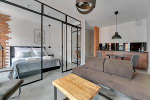 Posteľ alebo postele v izbe v ubytovaní Aura III City Center by Downtown Apartments