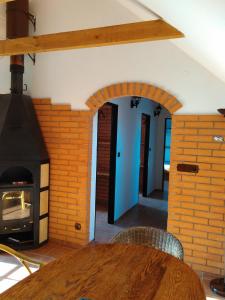 Habitación con horno de ladrillo y mesa. en Apartmán na farmě u koní en Milešov