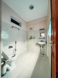 La salle de bains est pourvue de toilettes et d'un lavabo. dans l'établissement Hotel New Darshan, à Pokhara