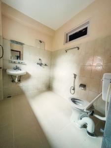 un bagno con un water e un lavandino di Hotel New Darshan a Pokhara Altre 20 foto
