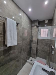 y baño con ducha y lavamanos. en Acropolis Museum Suite, en Atenas