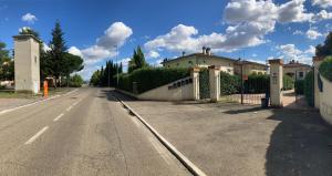 The surrounding neighborhood or a neighborhood close to A villát