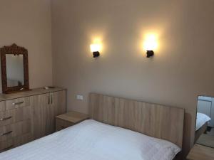 Postel nebo postele na pokoji v ubytování Guest House KOBULETI #788