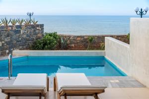 een zwembad met uitzicht op de oceaan bij The Island Hotel - Adults Only - in Gouves
