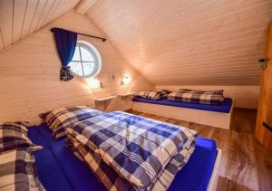 a room with two beds and a window in a cabin at Baumhäuser- Nordic Ferienpark Sorpesee in Sundern