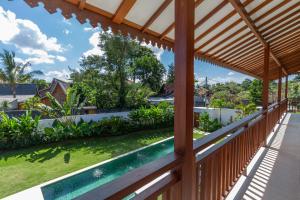 - une vue depuis le balcon d'une maison avec piscine dans l'établissement Alea Estate, à Kerobokan