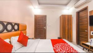 Postel nebo postele na pokoji v ubytování Hotel Roma Deluxe - New Delhi Railway Station