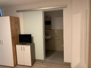 TV a/nebo společenská místnost v ubytování Smart Stay Rooms Feldkirch