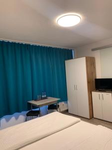 Postel nebo postele na pokoji v ubytování Smart Stay Rooms Feldkirch