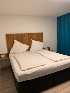 Postel nebo postele na pokoji v ubytování Smart Stay Rooms Feldkirch