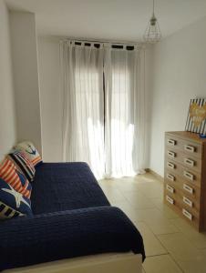 1 dormitorio con 1 cama, vestidor y ventana en Cozy flat with terrace en Palamós