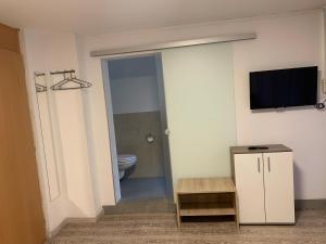 TV a/nebo společenská místnost v ubytování Smart Stay Rooms Feldkirch