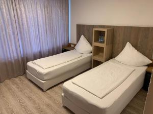 Postel nebo postele na pokoji v ubytování Smart Stay Rooms Feldkirch