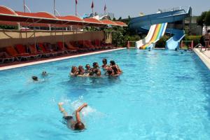 Bazén v ubytování Lims Bona Dea Beach Hotel nebo v jeho okolí