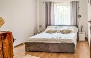 Ένα ή περισσότερα κρεβάτια σε δωμάτιο στο Gorgeous Apartment In Bedzino With Wifi