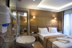 Koupelna v ubytování GK Regency Suites Hotel