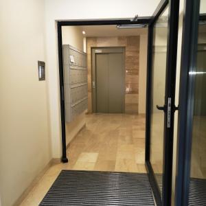 a hallway with a door leading into a room at Pokój 24E in Sobieszewo