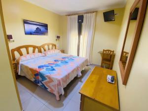 Postel nebo postele na pokoji v ubytování Hostal L'Anfora