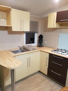 Kuchyňa alebo kuchynka v ubytovaní Coeur de Vendée mobil home + 10 fotografií