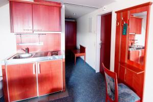 Kuchnia lub aneks kuchenny w obiekcie Hotel Allegro Wien