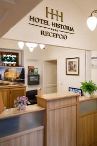 a hotel reception area with a sign that reads h hotel historica reporia at Hotel Historia & Historante in Veszprém