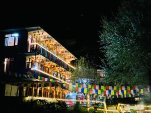 un edificio con luces encendidas por la noche en Hostel 360 Degree en Manāli