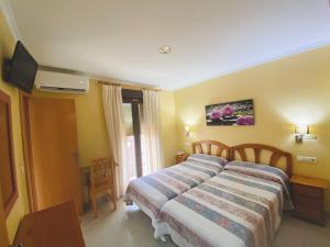 TV a/nebo společenská místnost v ubytování Hostal L'Anfora