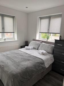 1 dormitorio con 1 cama con 2 toallas en Pinfold Court Apartments en Knowsley