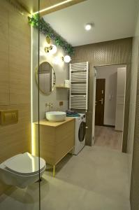 łazienka z umywalką i pralką w obiekcie Apartament Witold w Białej Podlaskiej