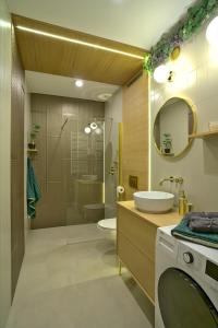 W łazience znajduje się umywalka, toaleta i prysznic. w obiekcie Apartament Witold w Białej Podlaskiej