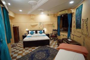Postel nebo postele na pokoji v ubytování Hotel The Surya Jaisalmer