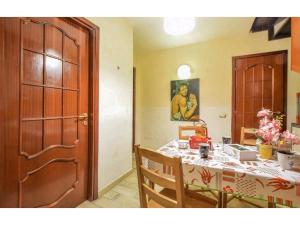 een eetkamer met een tafel en een tafel en een deur bij IL Cinquecento in Napels
