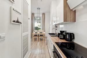 cocina con paredes blancas y encimera de madera en Sweet Central Tiny Apartment for 4 People, en Berlín
