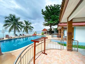Bazén v ubytování Lanta Paradise Beach Resort nebo v jeho okolí