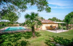 a house with a swimming pool in a yard at Casale il Gelso by VacaVilla in Cortona