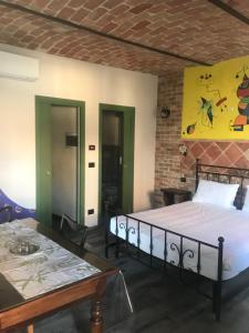 una camera con letto e tavolo di La terrazza sul Monferrato a Montegrosso dʼAsti