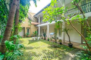 雅加達的住宿－Singgahsini Mampang Prapatan V，种有树木和植物的房屋的庭院
