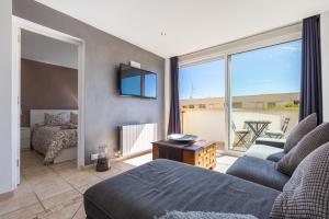 a living room with a bed and a large window at L’Ancora Suite in Jávea
