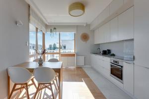 Kitchen o kitchenette sa Downtown Apartments Seaside Mila Baltica - Sauna, Gym & Parking