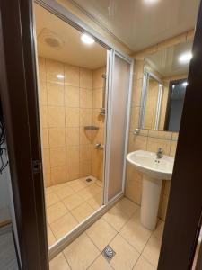 een badkamer met een douche en een wastafel bij 苓旅-站前 Lin Inn TMS in Taipei