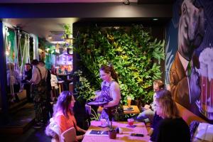 un groupe de personnes assises à table dans un restaurant dans l'établissement Fama Residence Gdańsk Old Town, à Gdańsk