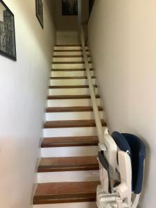 eine Treppe mit Treppenlift in einem Zimmer in der Unterkunft Agriturismo San Pietro in Gangi