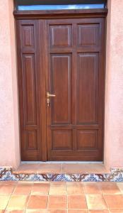 uma grande porta de madeira no lado de um edifício em Agriturismo San Pietro em Gangi