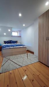 a bedroom with a bed on a wooden floor at DARIAMAF in Câmpulung Moldovenesc