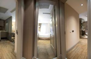 Postel nebo postele na pokoji v ubytování GK Regency Suites Hotel
