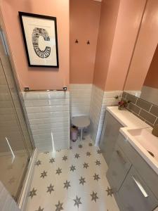 łazienka z gwiazdami na podłodze i umywalką w obiekcie East Walls Apartment w mieście Chichester